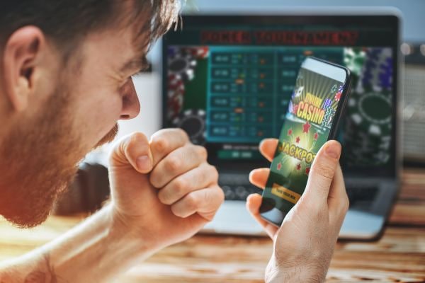 Chơi live casino trên điện thoại di động qua ứng dụng W88 com